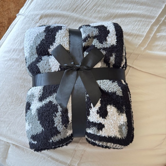 Cozy Love Green Camo Print Throw Blanket - Picture 2 of 4